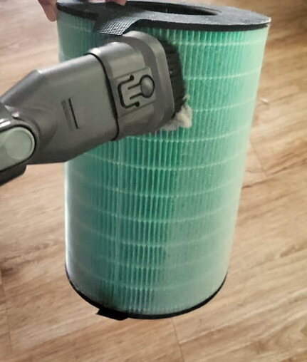 발뮤다 에어엔진 필터 먼지제거중