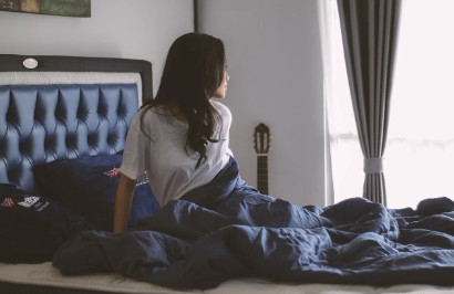 장염 빨리 낫는 법 중 하나인 휴식을 취하고 있는 사람