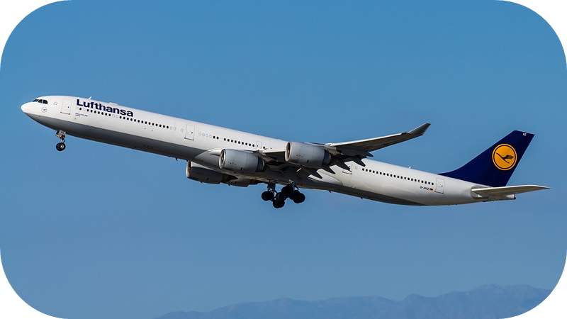 루프트한자-A340-여객기-푸른-하늘-비행중