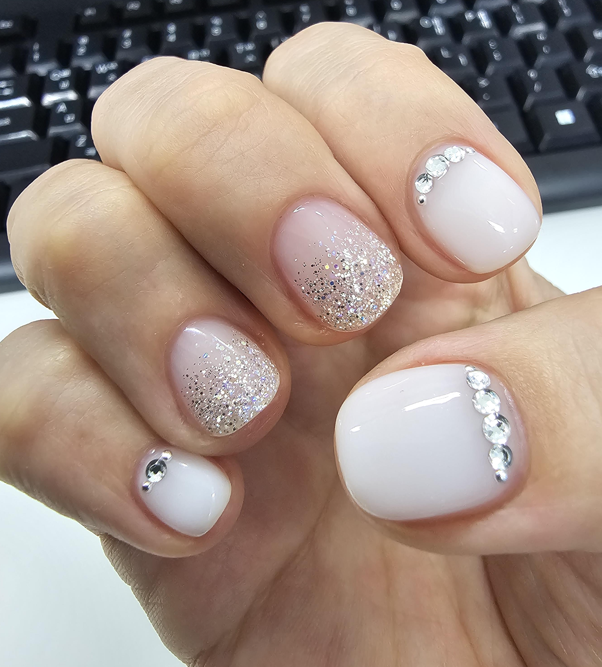 깔끔하고-우아한-심플-네일아트