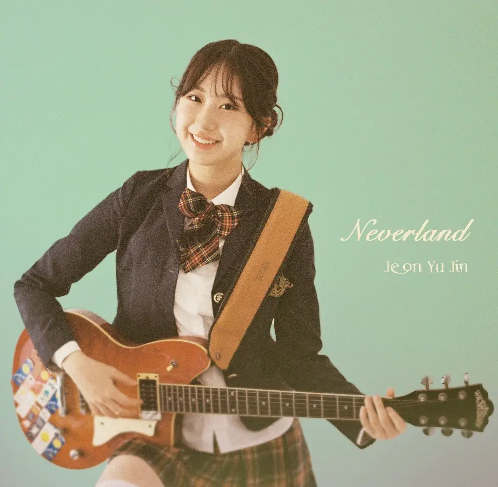 한일가왕전-
초록색 배경 좌측 교복을 입고 갈색 통기타를 든채 미소짓고 있는 전유진