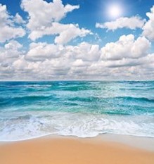 황토색-백사장에-하얀-잔잔한-파도-푸른-바다위에-하얀-구름이-떠있는-풍경