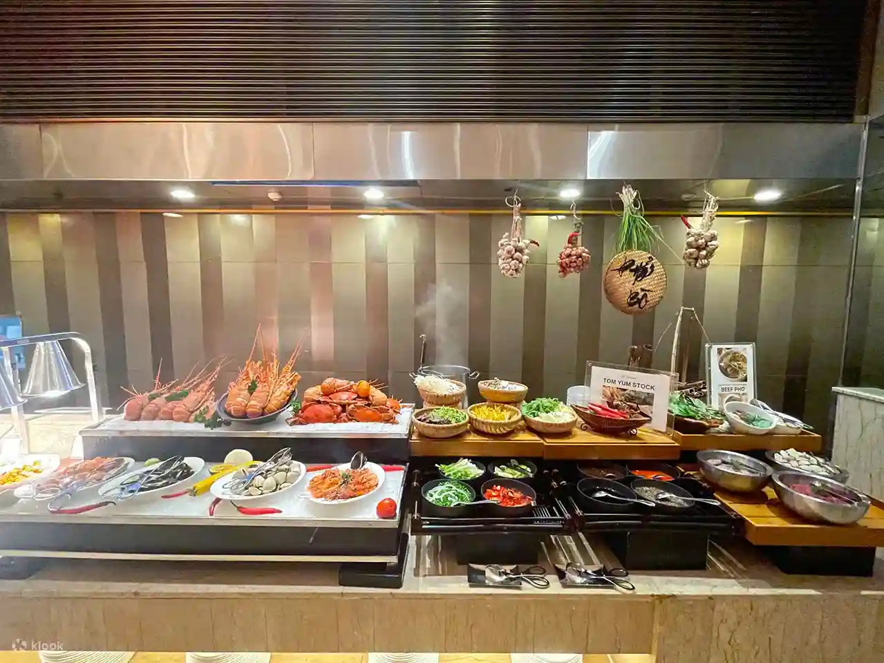 호텔 닛코 사이공 해산물 뷔페 예약으로 라 브라세리 레스토랑에서 랍스터와 칵테일, 와인 등을 즐기는 5성급 다이닝