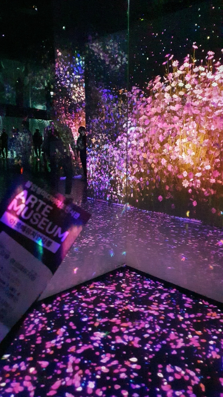 아르떼뮤지엄 카페 내부