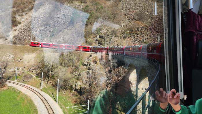 베르니나 익스프레스의 하이라이트 브루시오 원형 루프 구간을 지나는 우리가 탄 빨간 베르니나