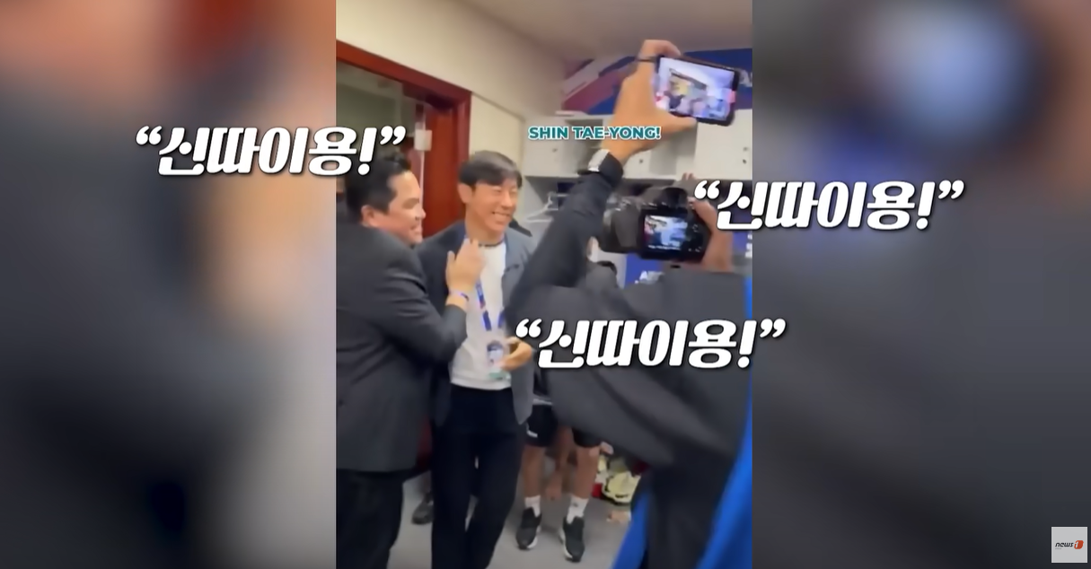 라커룸에서 신태용 환호
