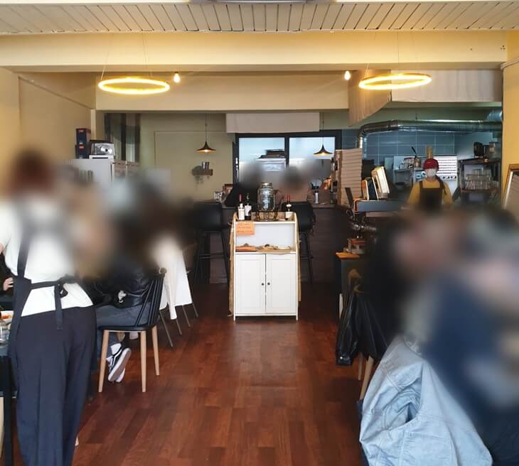 서울숲역화덕피자맛집-누메로뜨레스에-많은-사람들로-내부가-가득찼다