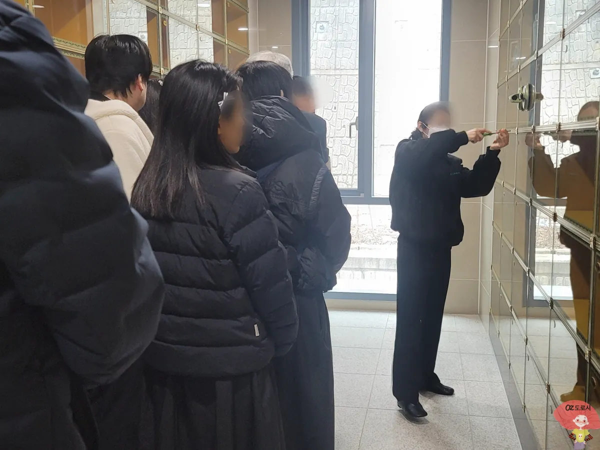 경북-구미시-궁기리-납골당-부부단-앞에 서있는-사람들