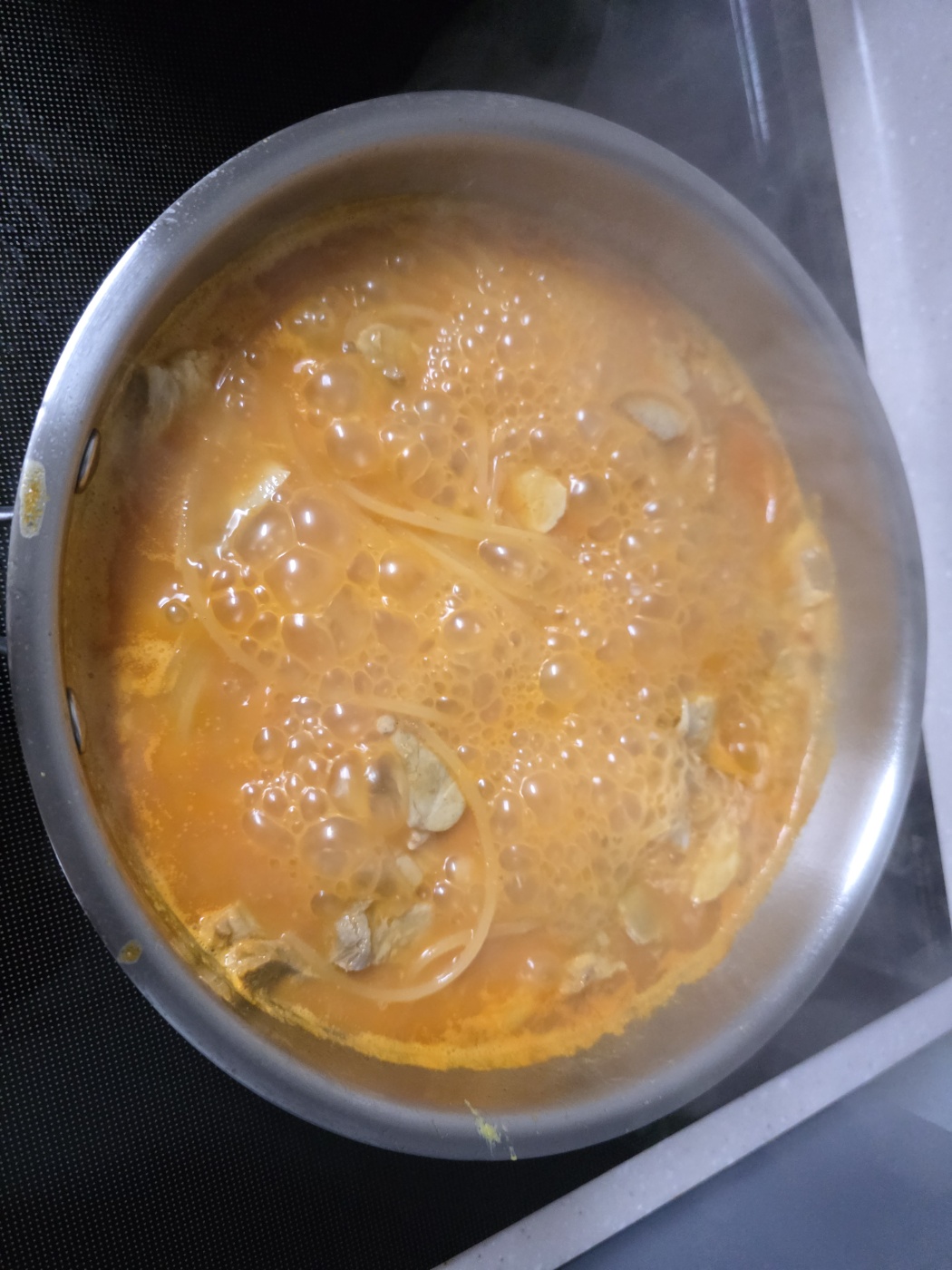 까르보불닭소스를 넣는 장면