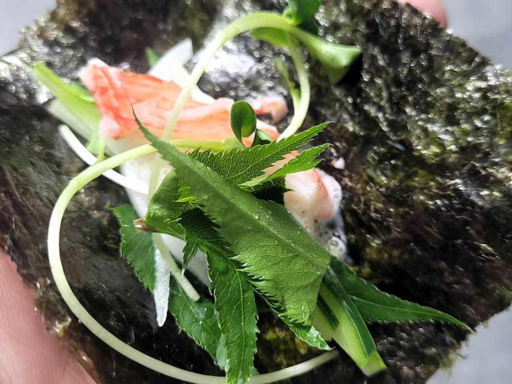 당귀를 함께 넣어 싸먹는 날치알 김쌈 모습