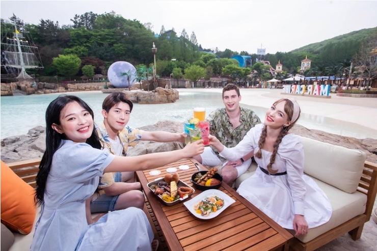 캐리비안 베이 마르카리베에서 정면을 바라보는 4명의 남녀