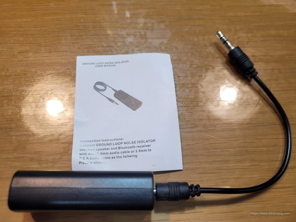 포장을 벗긴 그라운드 루프 아이솔레이터와 설명서