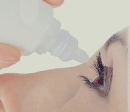 안약을-눈에넣고있는-여성