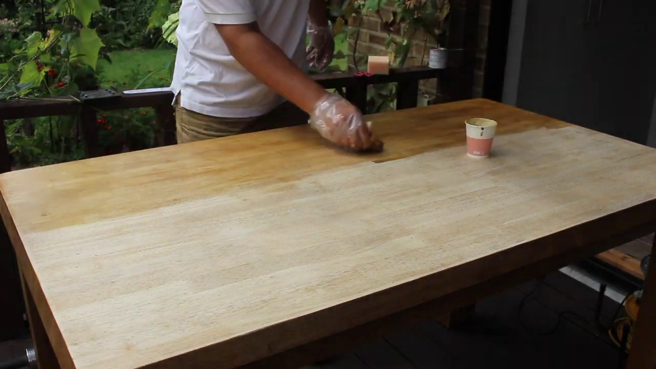 상판을 샌딩하고 오일 스테인작업