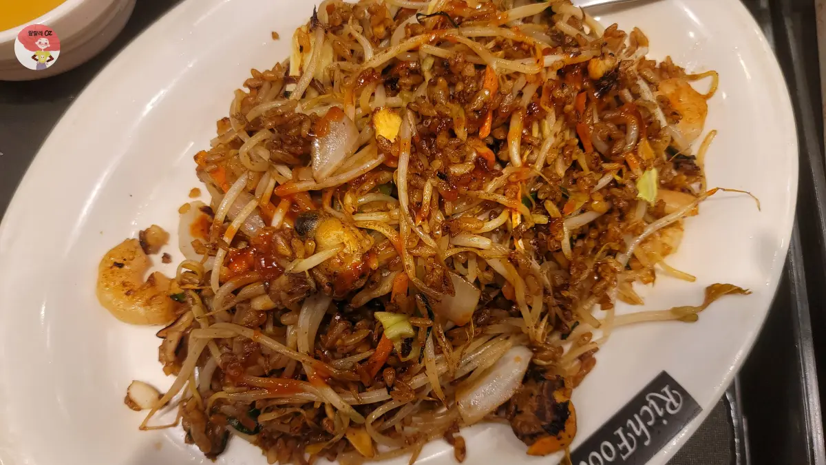 경기-구리시-롯데백화점-아시아음식-리치푸드-접시에-담긴-해물-하이란-라이스