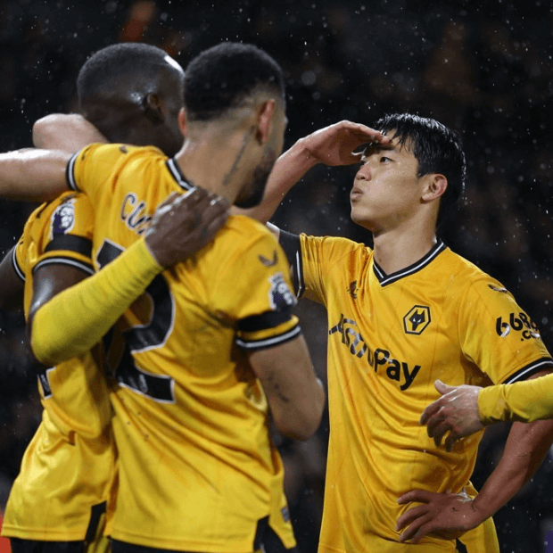 멀리가는 축구공을 바라보듯 손을 눈위로 올린 황희찬