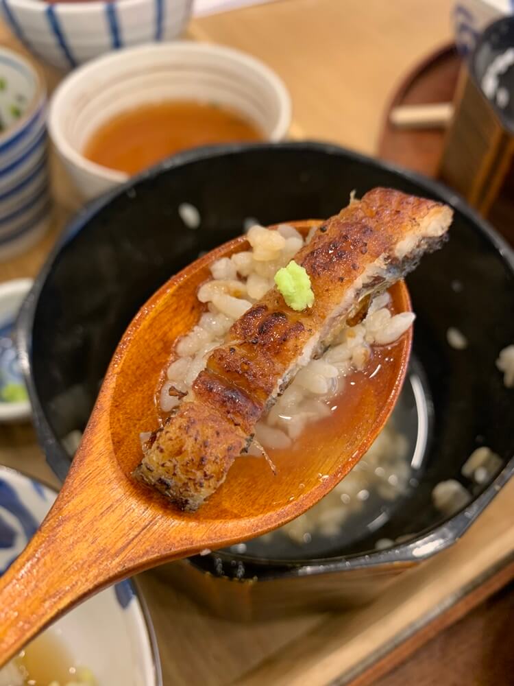 오차육수를 넣어 섞은 밥과 장어