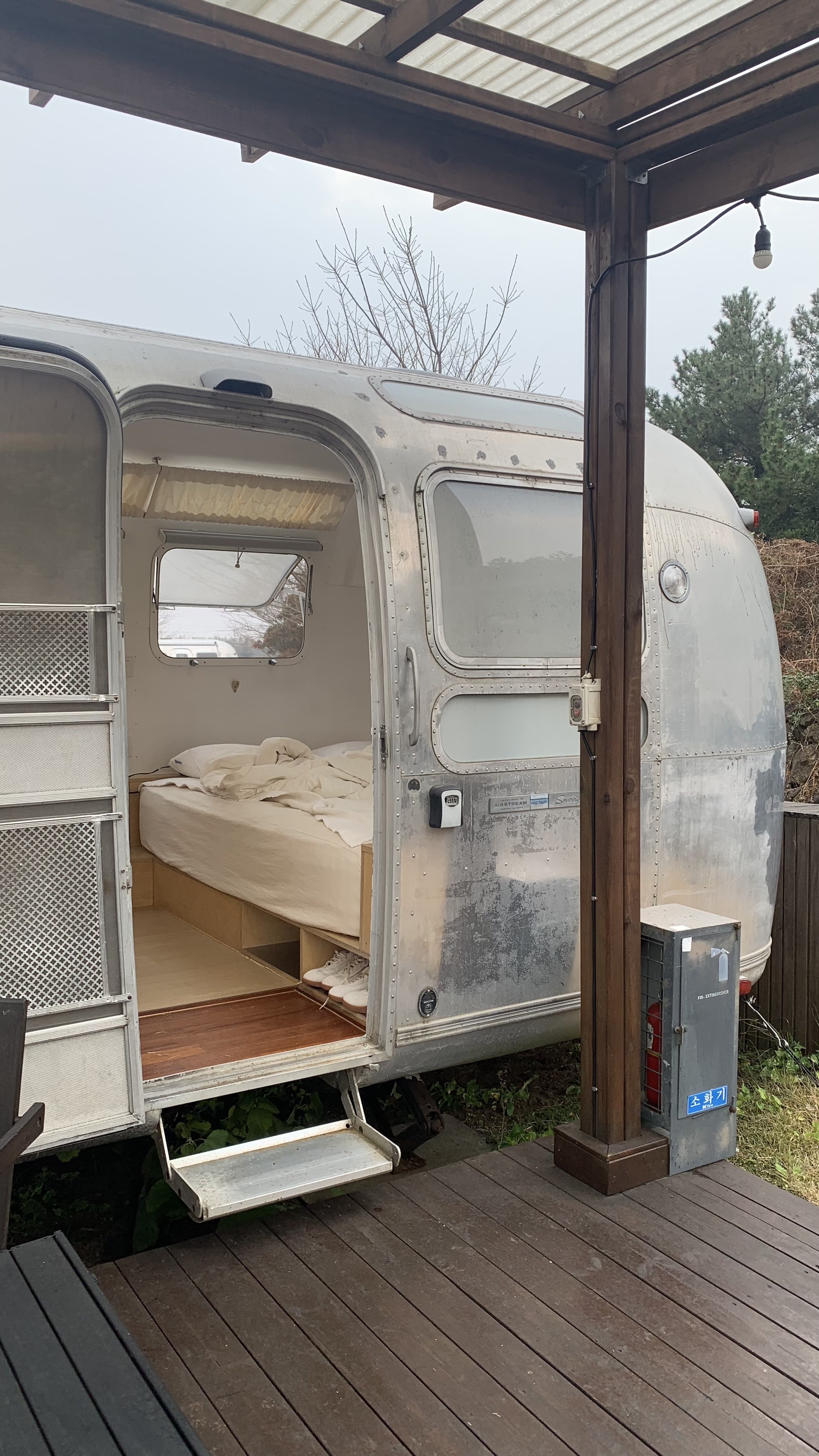 제주도에서 찾은 감성 글램핑 숙소 어라운드폴리 리뷰 - 겨울 에어스트림 숙박 후기