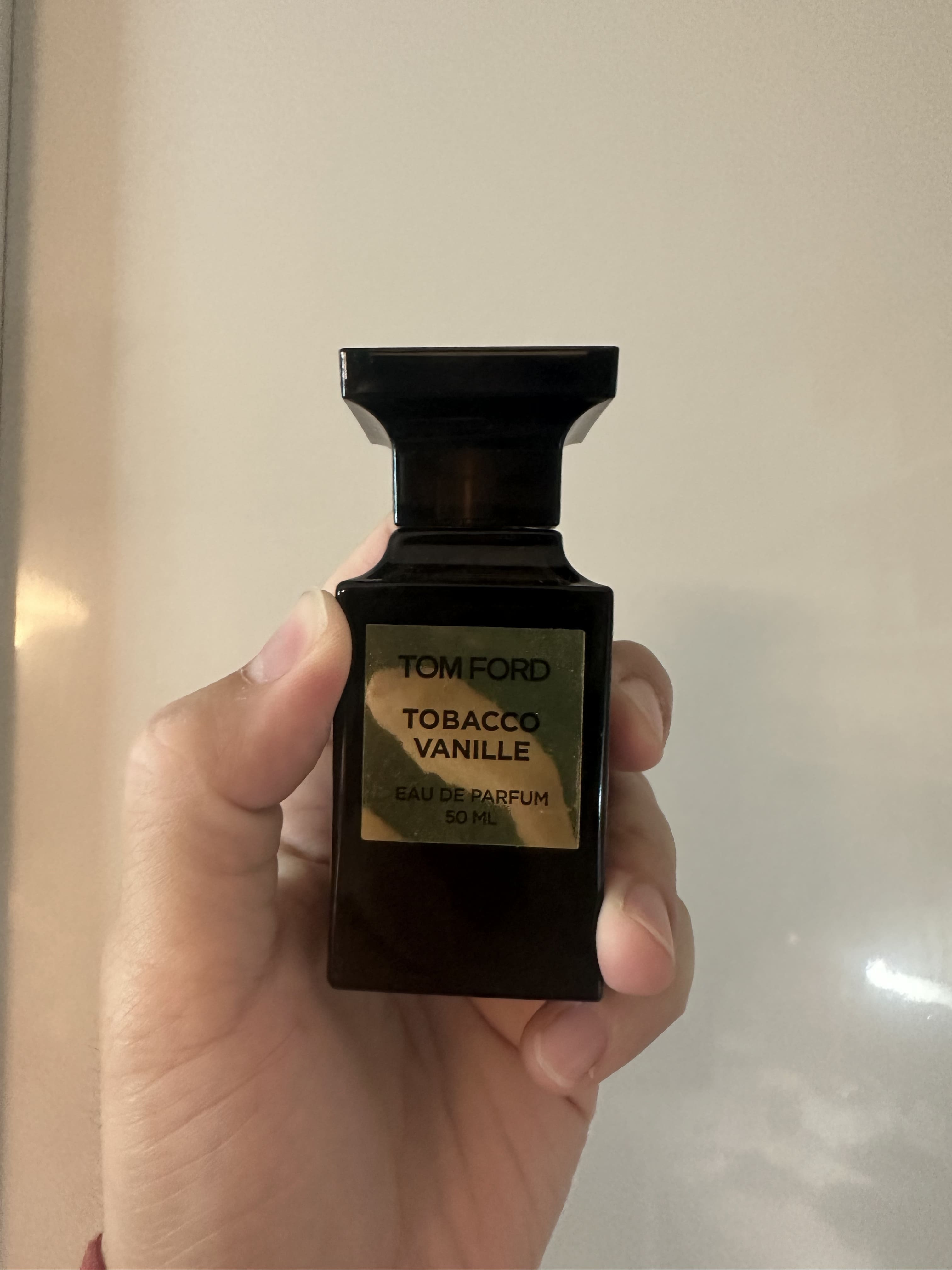 톰포드-향수-토바코-바닐-보틀-실제-사용중-정면샷