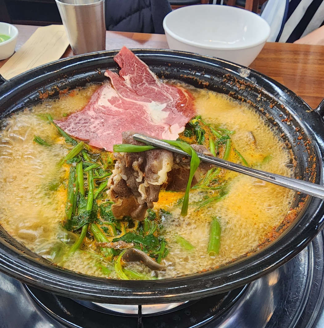 팔팔 끓고 있는 육수에 얇은 샤브용 고기를 담갓다 꺼낸모습