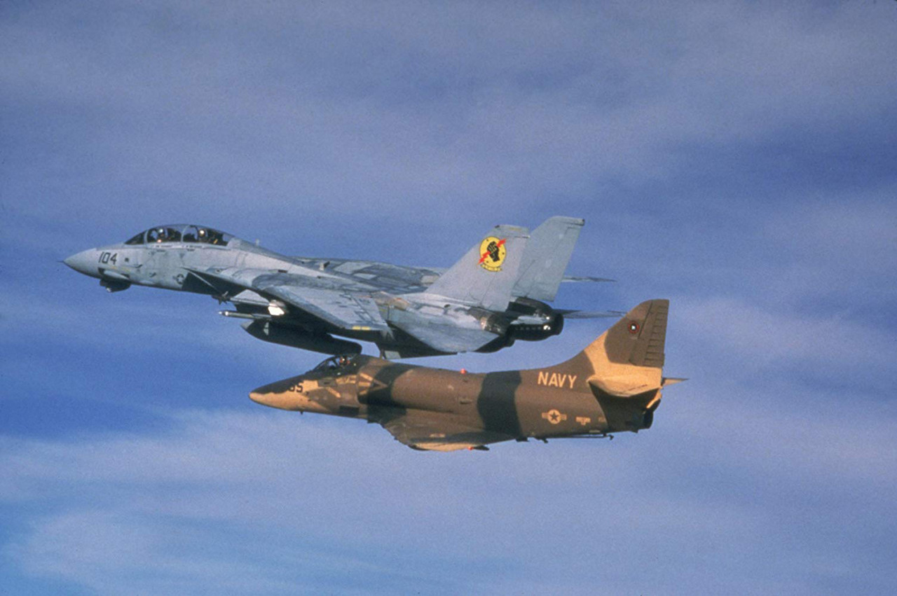 영화-탑건-스틸컷-비행중인-전투기들