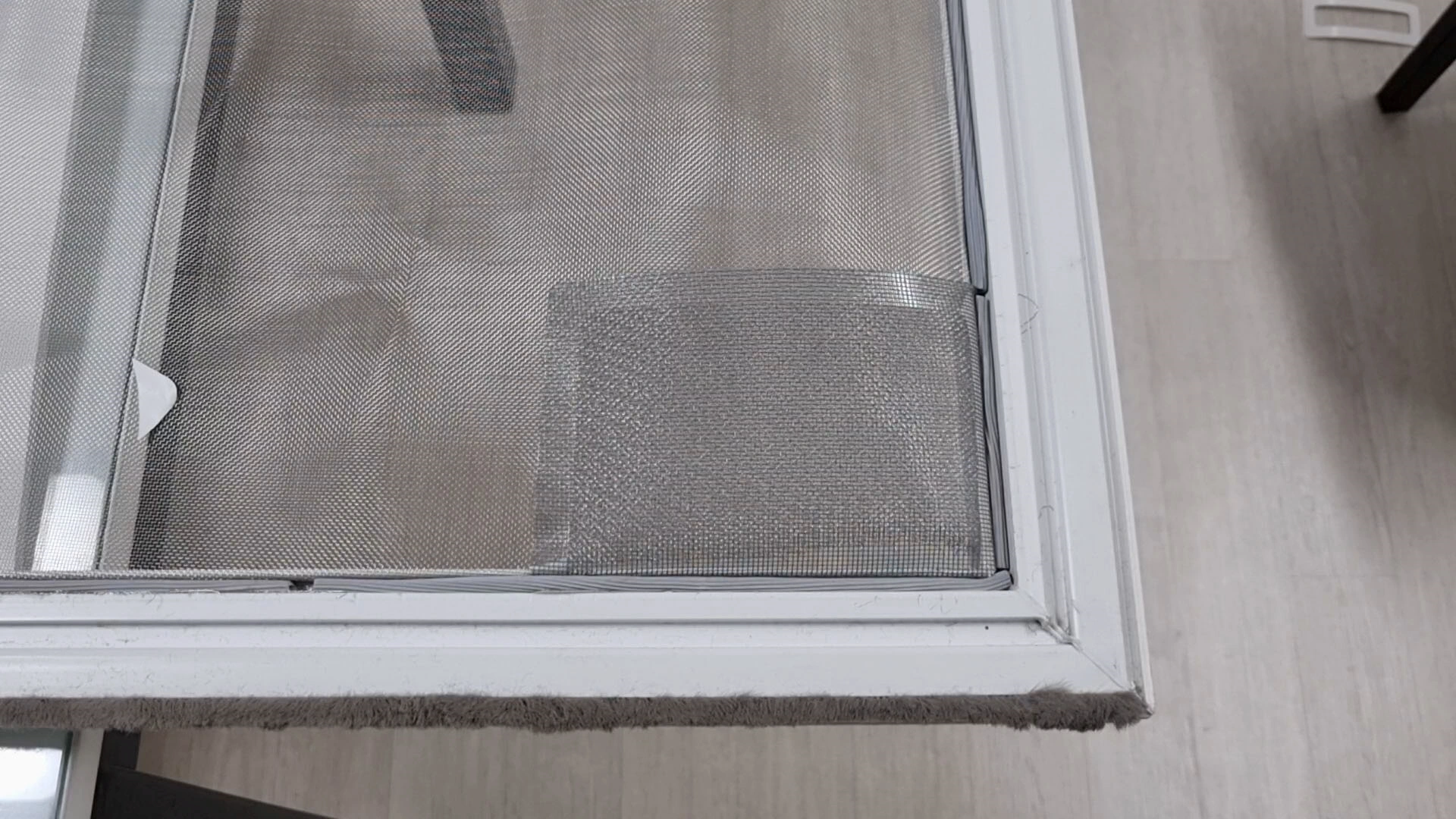 찢어진 방충망 모서리 보수 완료 모습