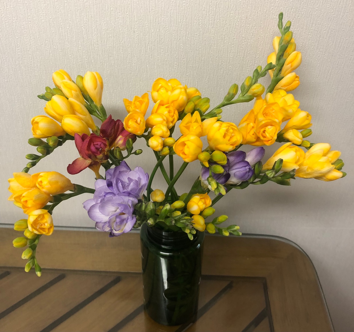 노랑, 자주, 보라색 후리지아 담긴 꽃병