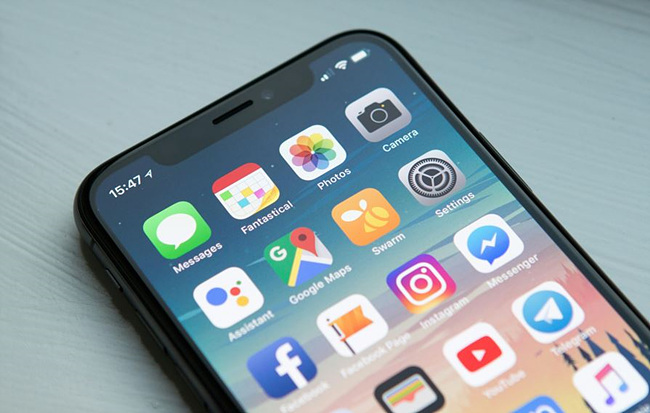 배경화면에 앱사진이 있는 스마트폰 사진