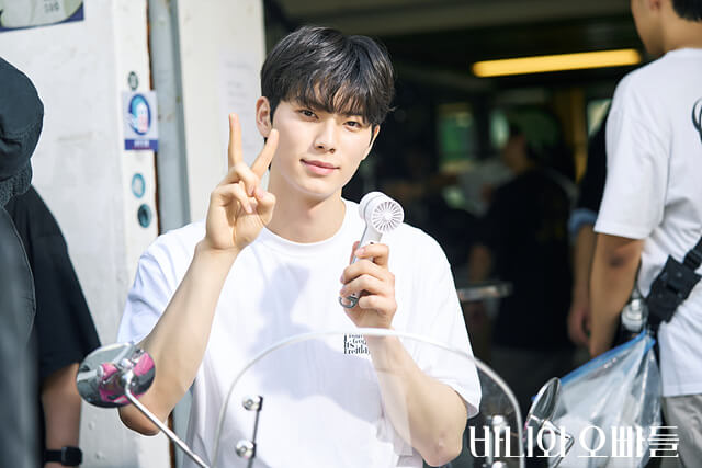 바니와오빠들-황재열이-손가락으로-브이하고-있습니다.