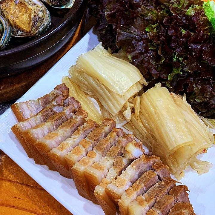 전복삼합 제주도 스타일 식당 정찬 게스트 성게 미역국 돔베고기 고등어구이 청량리 제기동 맛집
