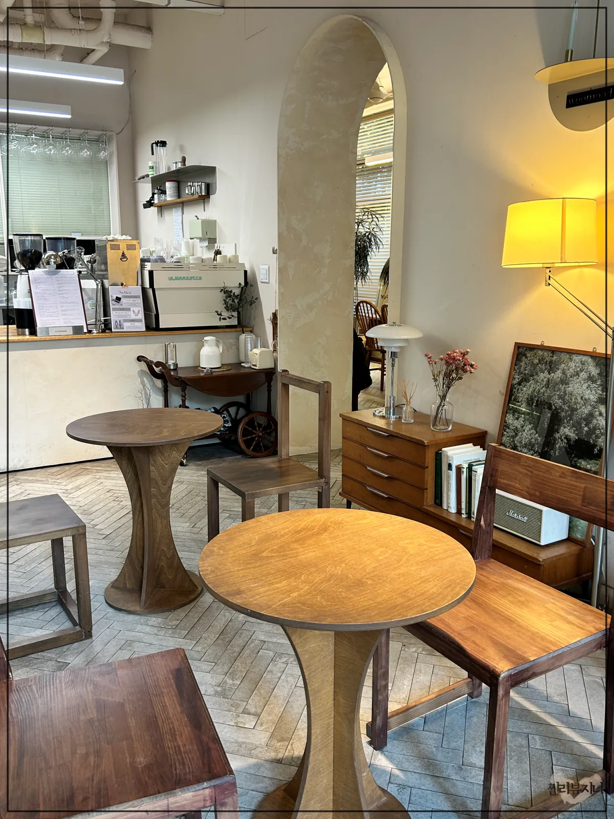 송리단길-카페-우무드-우드-인테리어-2인석-2개가-나란히-붙어있는-모습