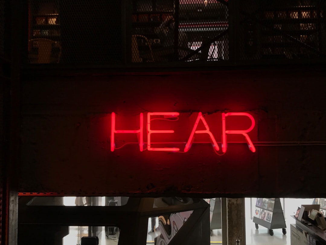 '청음' (which translates to aural in English) would be the most important noun to highlight.