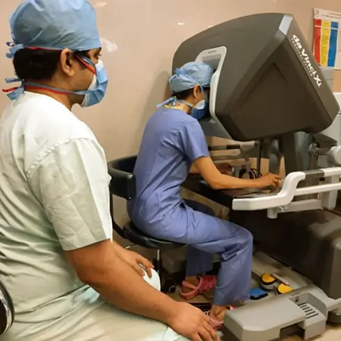 갑상선암 로봇수술 하고 있는 모습