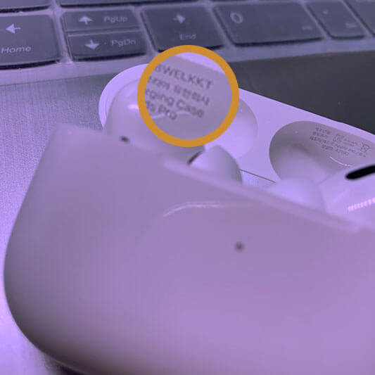 에어팟 프로의 본체 뚜껑을 열면 왼쪽 상단에 시리얼 넘버가 적혀 있는 모습