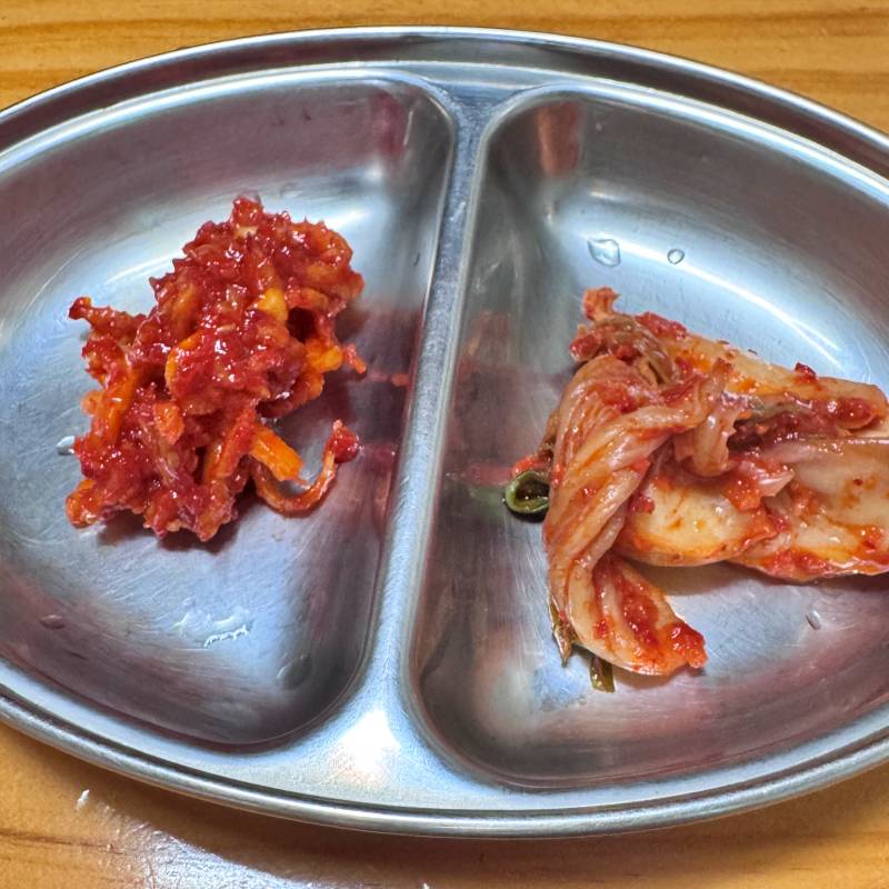진주 제일식당 기본찬 오징어진미채 배추김치