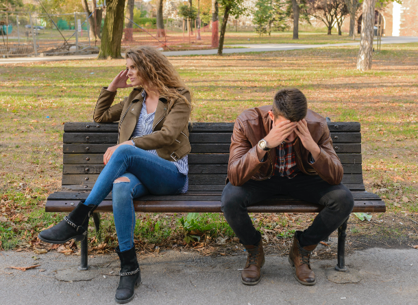 벤치에 앉아있는 두 남녀