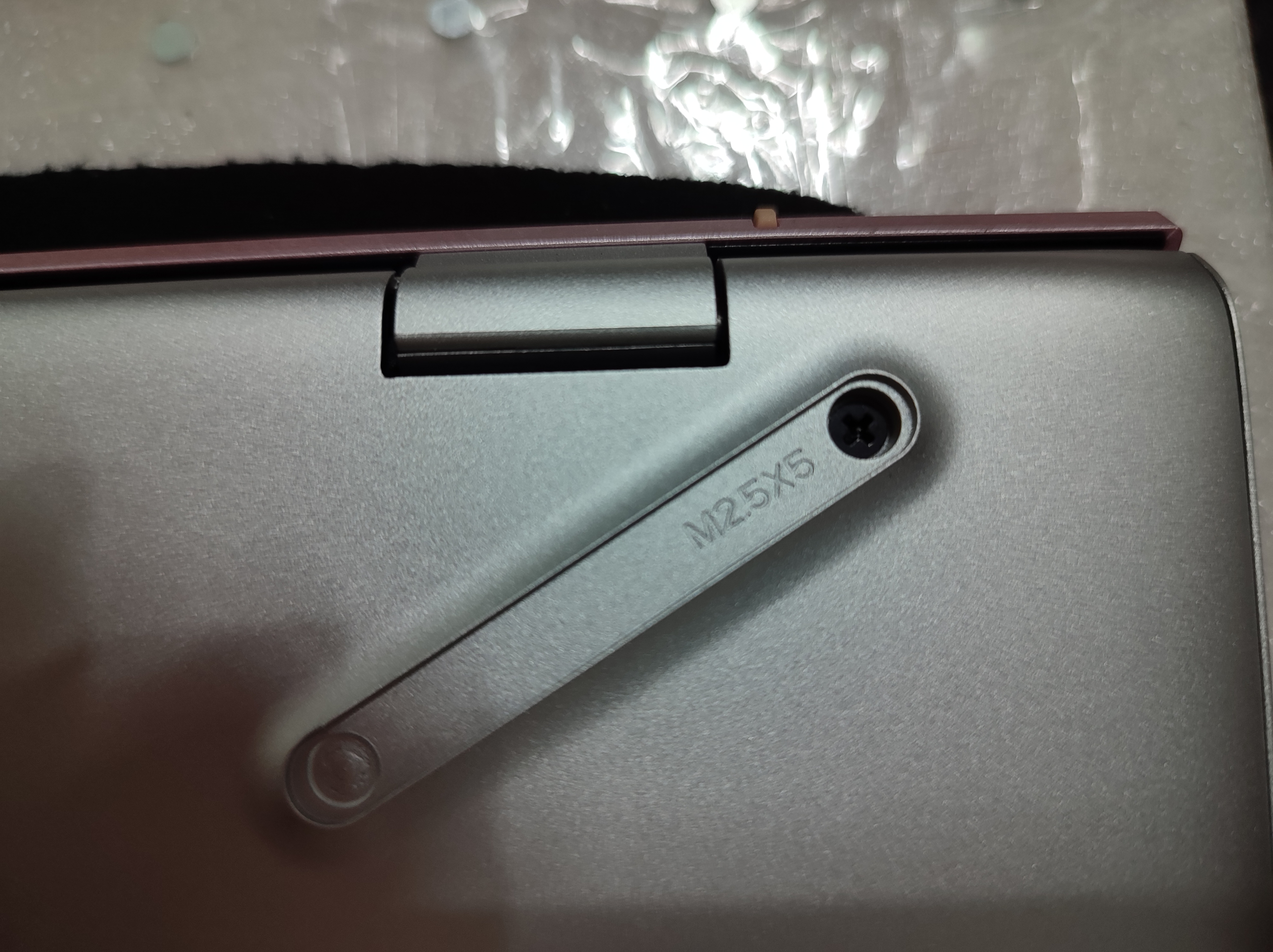 미끄럼방지 패드 아래 숨겨진 나사를 제거해야 분해가 가능한 노트북입니다. 