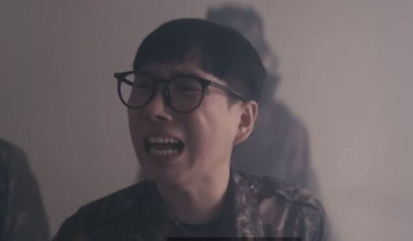 138만 구독자를 보유한 유명 유튜버가 '군인 조롱' 영상을 올려 논란에 휘말렸다. 사진은 유튜브 '싱글벙글SGBG'에 올라온 해당 영상 캡처. [사진=유튜브 '싱글벙글SGBG' 캡처]