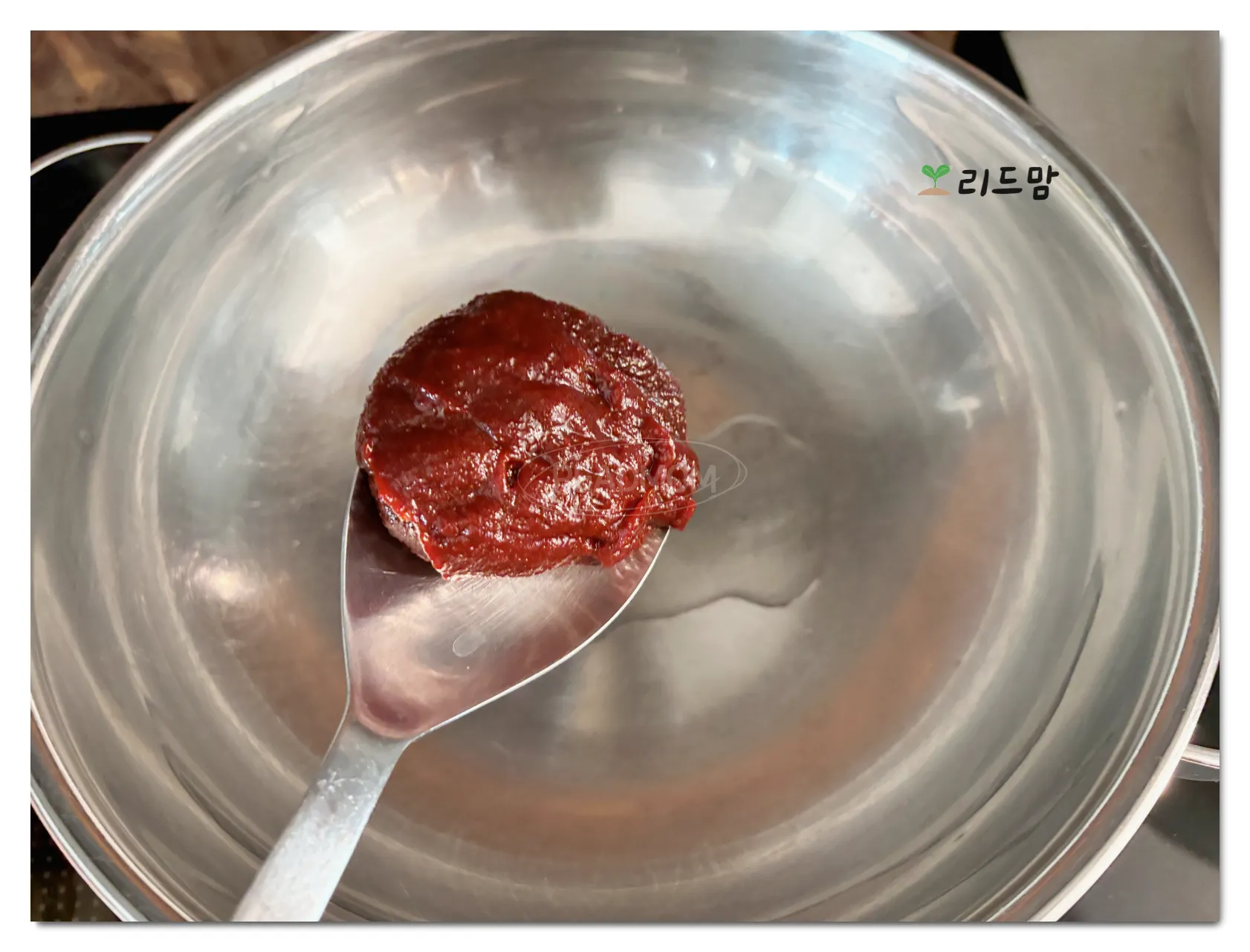 흔한남매-라이스페이퍼-떡볶이-양념-오일-식용류-후라이펜-고추장-한수저