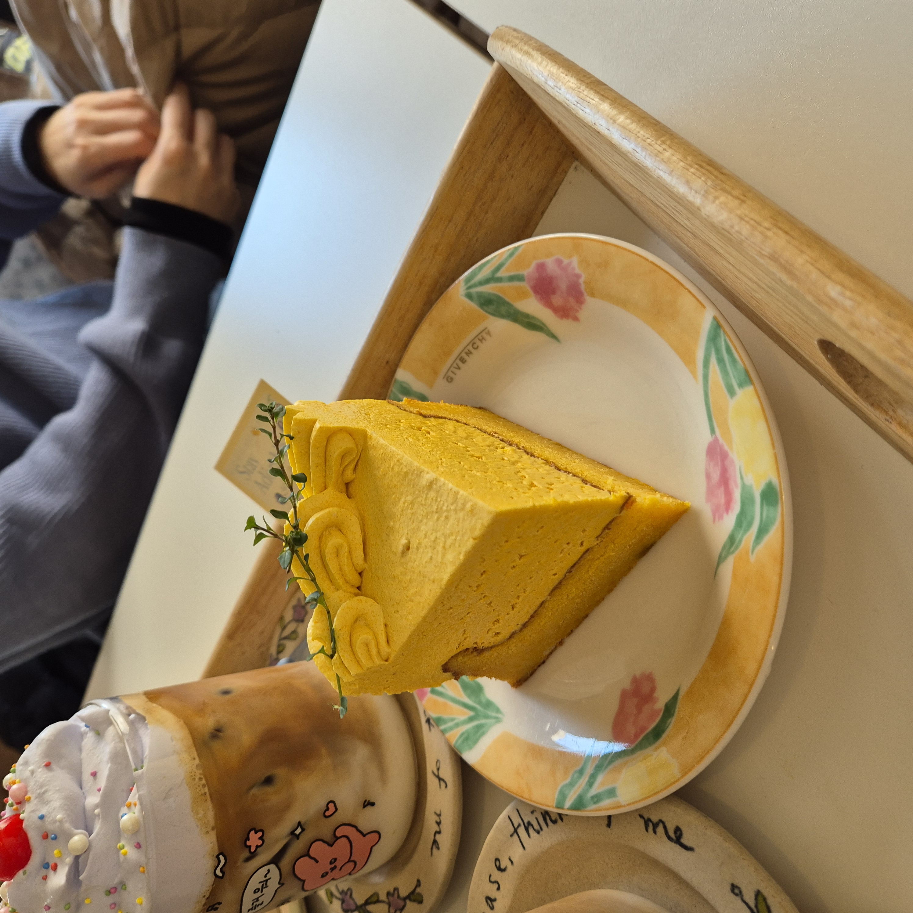 스테이 어도러블 단호박 갸또 케이크