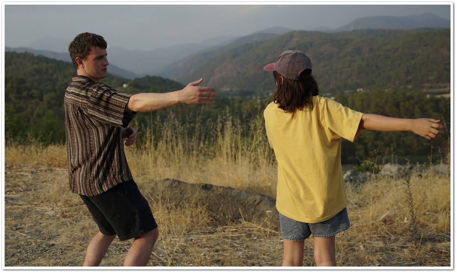 아빠 캘럼과 딸 소피가 튀르키예 여행에서 태극권을 하는 장면