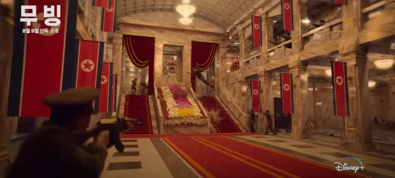 어느 럭셔리한 실내를 배경으로 북한군과 전투를 벌이고 있는 드라마 무빙의 김두식