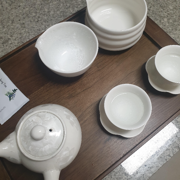 다도 세트 중 찻 잔에 뜨거운 물이 들어가 있다. 차를 우린 건 아니고 예열용 물이다.