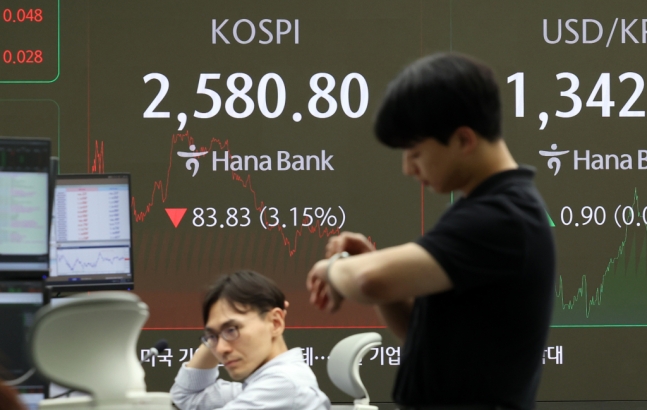 4일 오후 서울 중구 하나은행 본점 딜링룸 전광판에 코스피, 코스닥 지수와 원·달러 환율 종가가 표시되고 있다. 이날 코스피 지수는 전 거래일 대비 83.83p(3.15%) 하락한 2,580.80으로, 코스닥 지수는 28.62p(3.76%) 하락한 731.75로 마감했다.