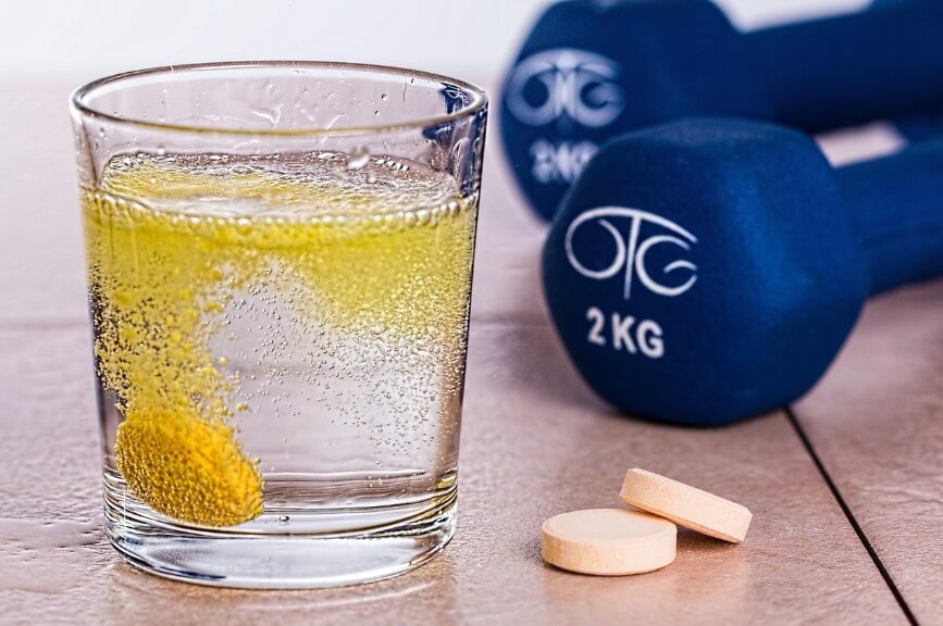 비타민제를 컵에 넣은 모습