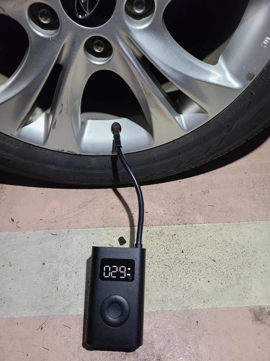 샤오미 타이어 공기압 충전기 실제 충전 모습