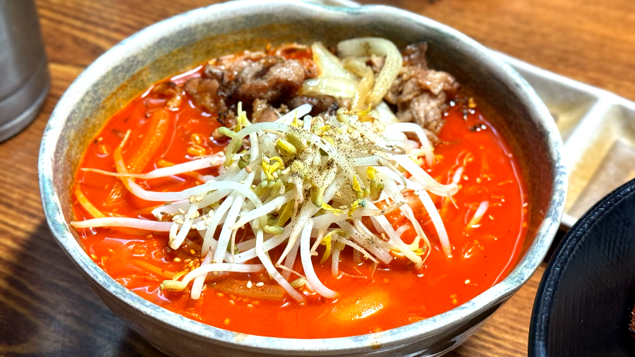 교동짬뽕의 숙주와 고기고명이 실하게 올라간 얼큰한 비주얼의 짬뽕