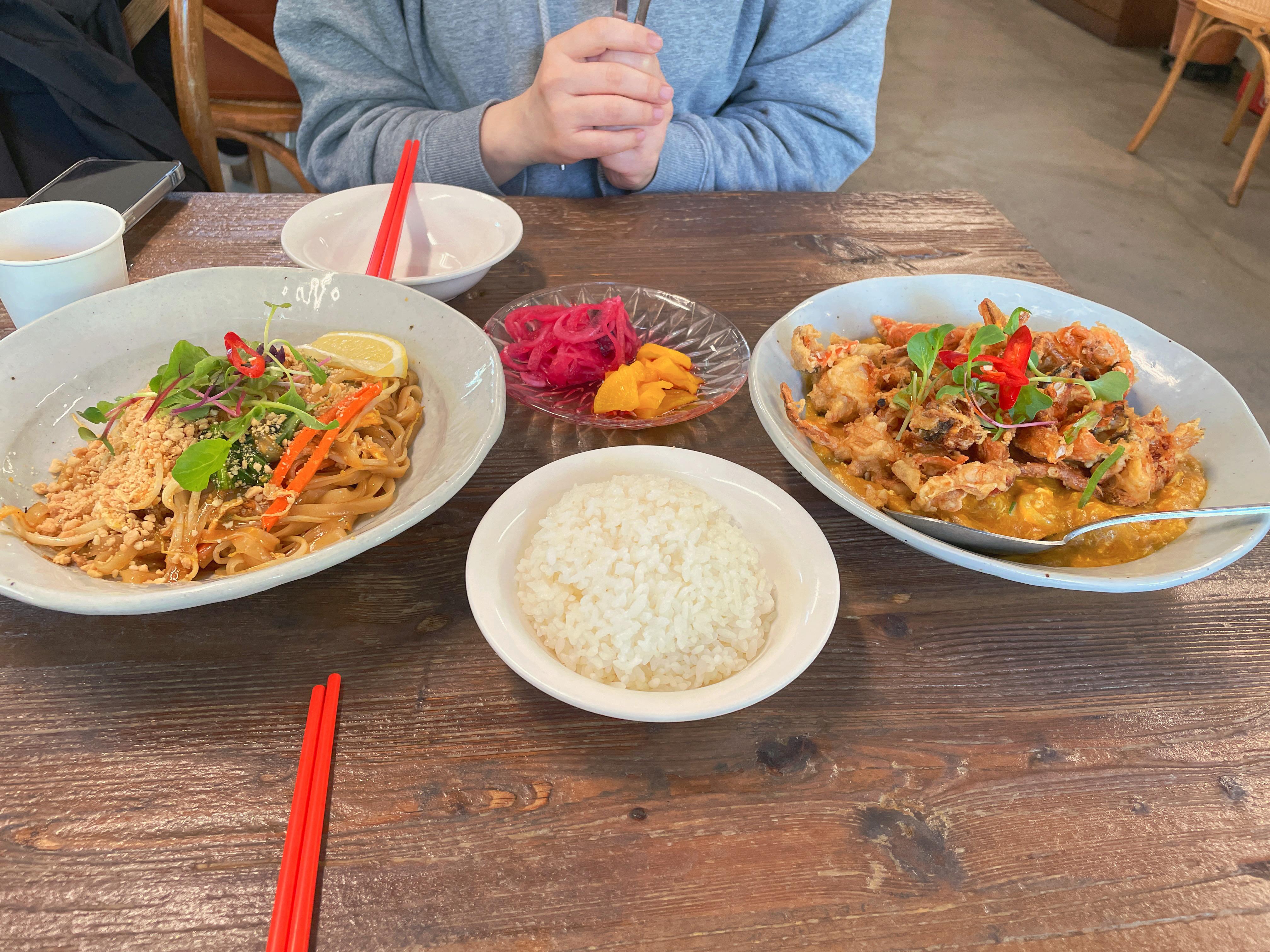 두 손을 공손하게 만드는 포레디 팟타이와 푸팟퐁커리