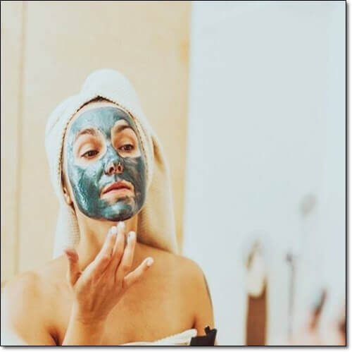 피부 건강에 좋은 골담초, 마스크팩 중인 여성