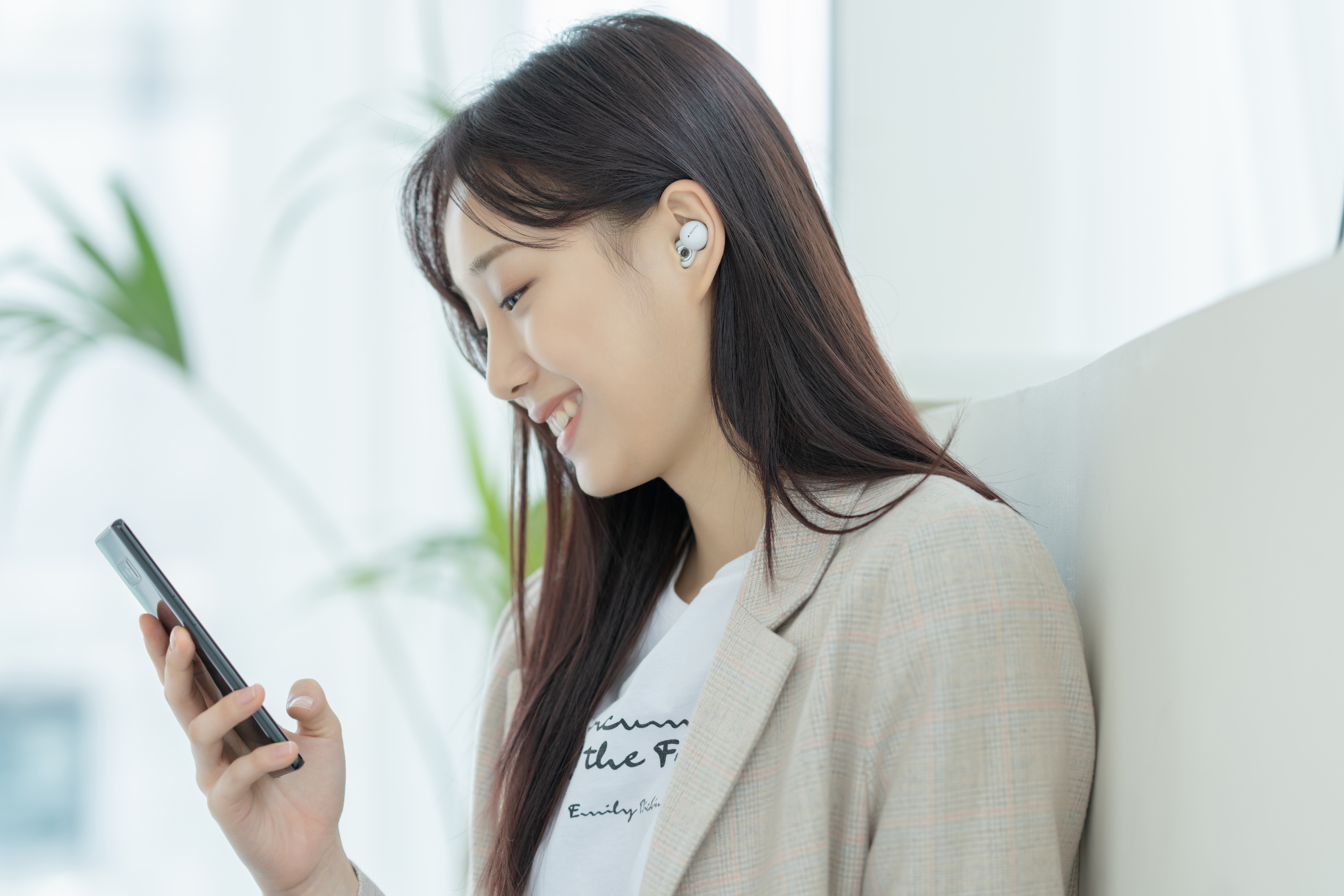 링크버즈를 착용하고 통화하는 모습